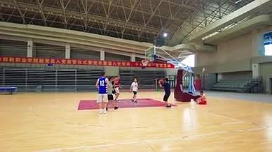 4k60帧实拍篮球馆里打篮球的运动员们视频的预览图